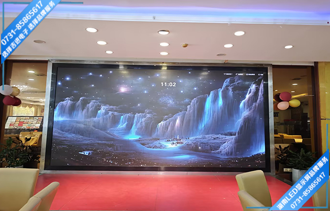 長(zhǎng)沙望城區(qū)月亮島某酒店接待大廳LED顯示屏.jpg 長(zhǎng)沙望城區(qū)月亮島某酒店接待大廳LED顯示屏.jpg